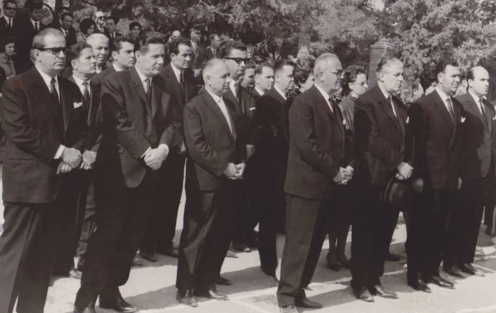 Στη Νομαρχία Πολυγύρου οι επίσημοι: ο δήμαρχος Αθανάσιος
Καραγκάνης, ο Νομαρχεύων, οι βουλευτές Ιωάννης Κυριαφίνης και Αθανάσιος
Φιλιππίδης