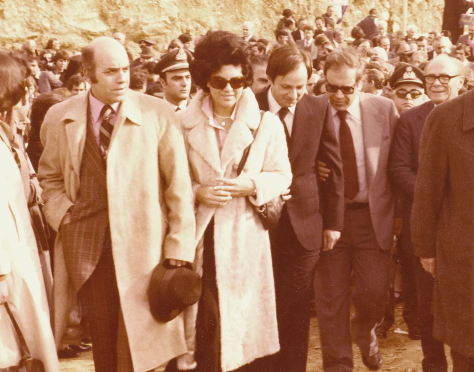 Προσέλευση επισήμων στα εγκαίνια του Νοσοκομείου Πολυγύρου επί
Μεταπολίτευσης. Διακρίνονται ο υπουργός Νικόλαος Μάρτης, ο Δήμαρχος, ο
πρώην βουλευτής Ιωάννης Κυριαφίνης και η σύζυγος του Καίτη
