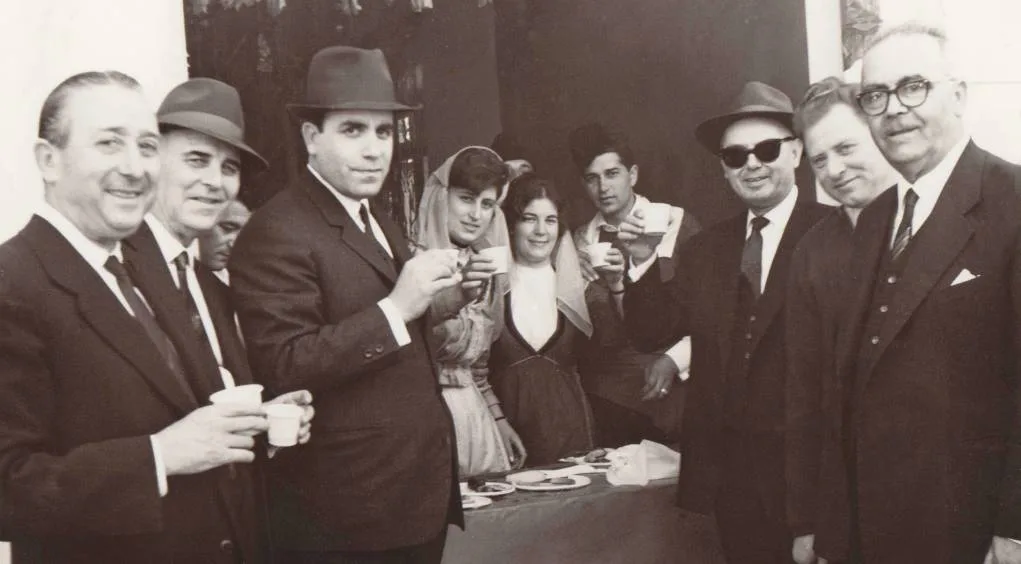 Στον Πολύγυρο ο βουλευτής Ι. Κυριαφίνης συντροφιά με τον δήμαρχο
Πολυγύρου Α. Καραγκάνη, τον αντιδήμαρχο Ν. Χλιάπα, τον Ν. Λαγό και τον
ιατρό Δ. Ιατρού