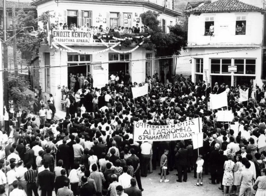 Το μπαλκόνι πάνω από το καφενείο της πλατείας, όπου θα μιλούσε ο
Ανδρέας