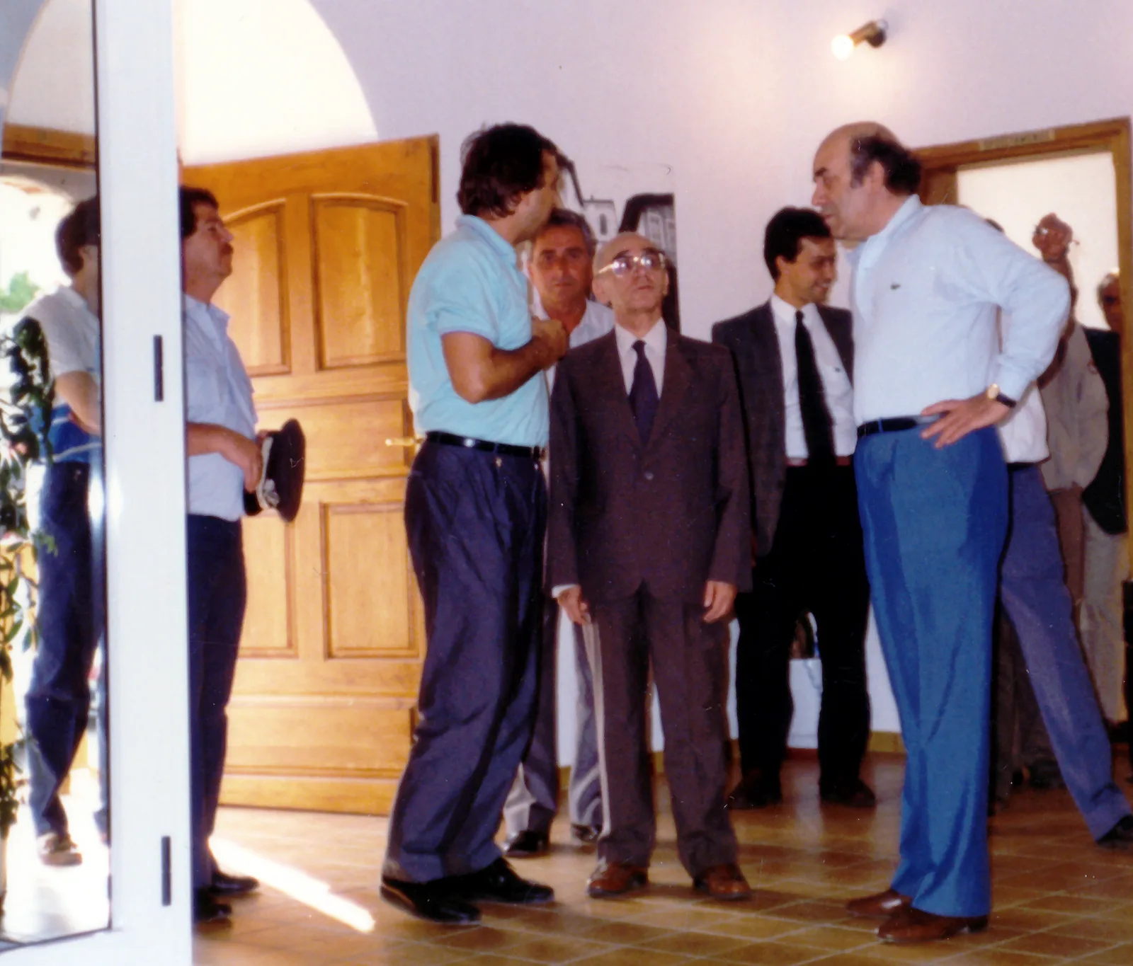 Στην είσοδο του Δημαρχείου ο υπουργός Αθανάσιος Κανελλόπουλος με
τον Δήμαρχο Αστέριο Καραστέργιο και τον Ιωάννη Κυριαφίνη
